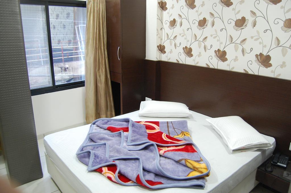 Hotel Poonam Palace Ujjain Kamer foto