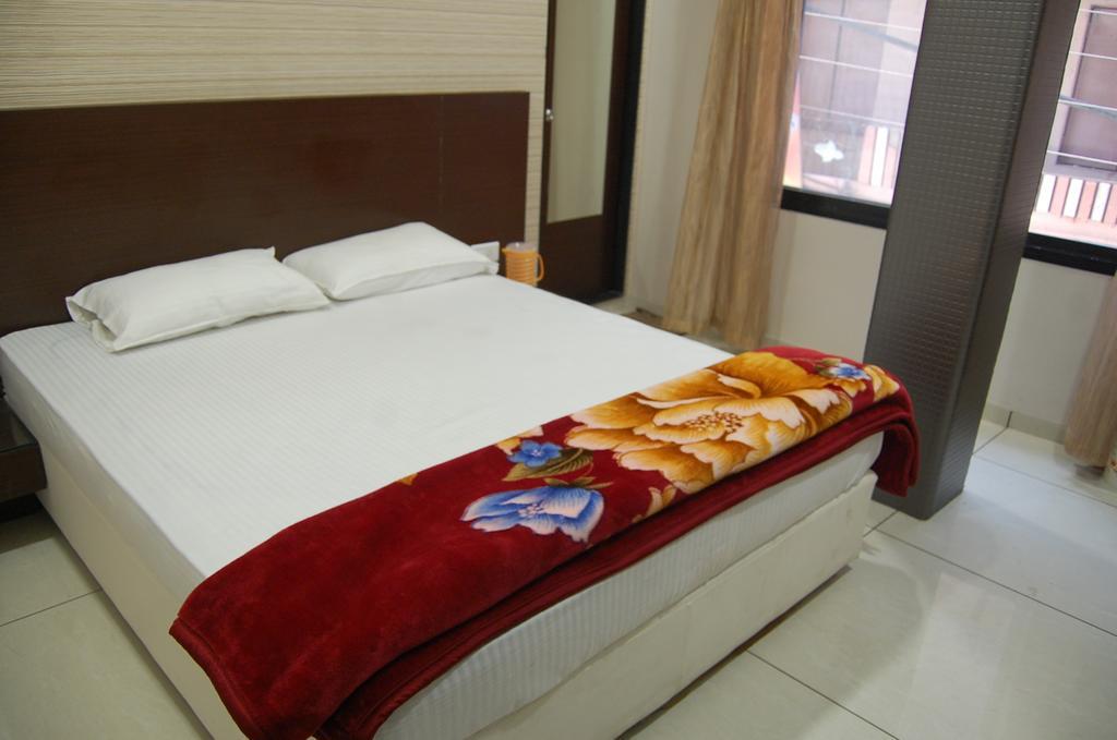 Hotel Poonam Palace Ujjain Kamer foto