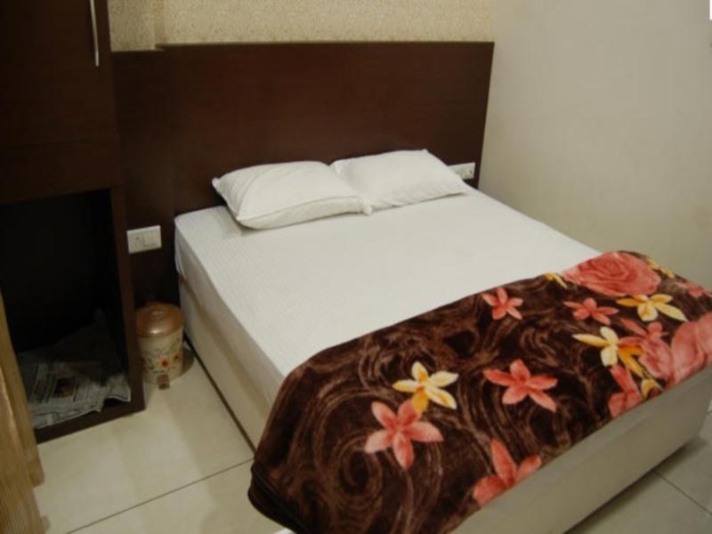 Hotel Poonam Palace Ujjain Buitenkant foto