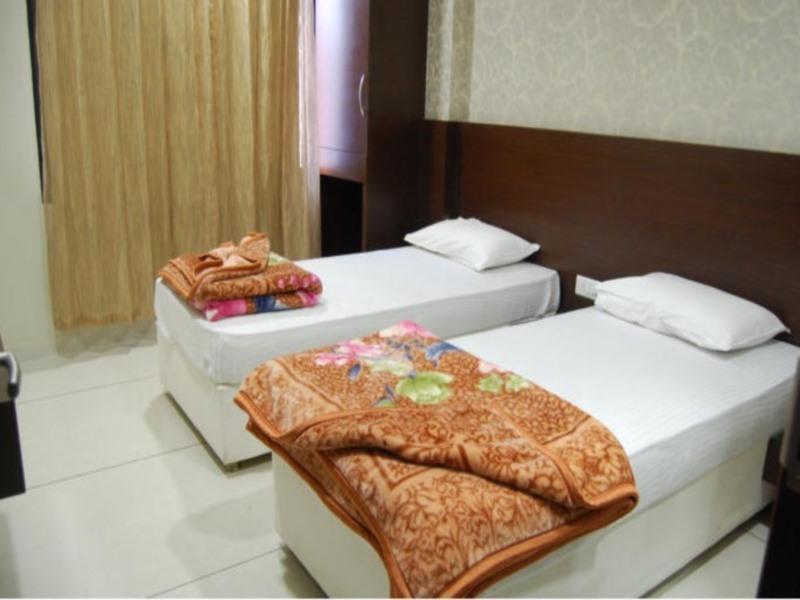 Hotel Poonam Palace Ujjain Buitenkant foto