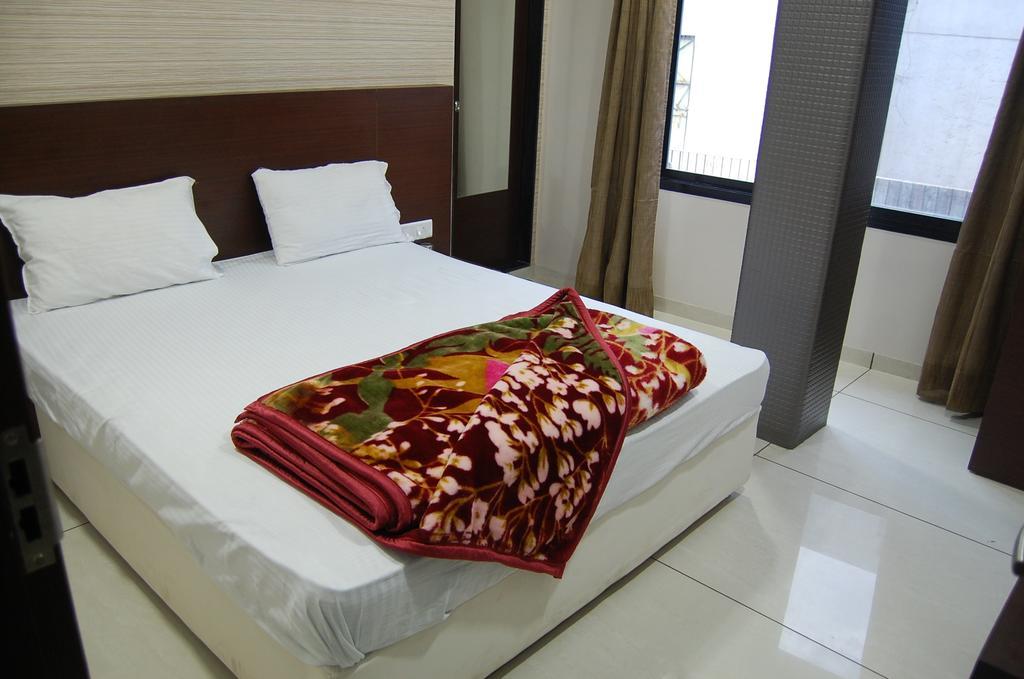 Hotel Poonam Palace Ujjain Buitenkant foto