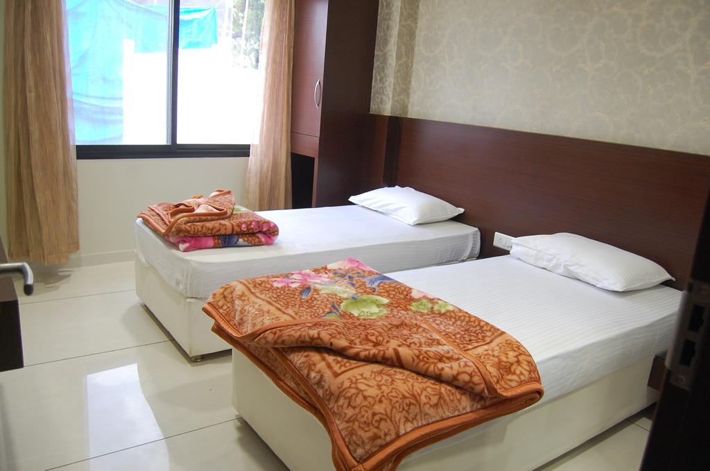 Hotel Poonam Palace Ujjain Buitenkant foto