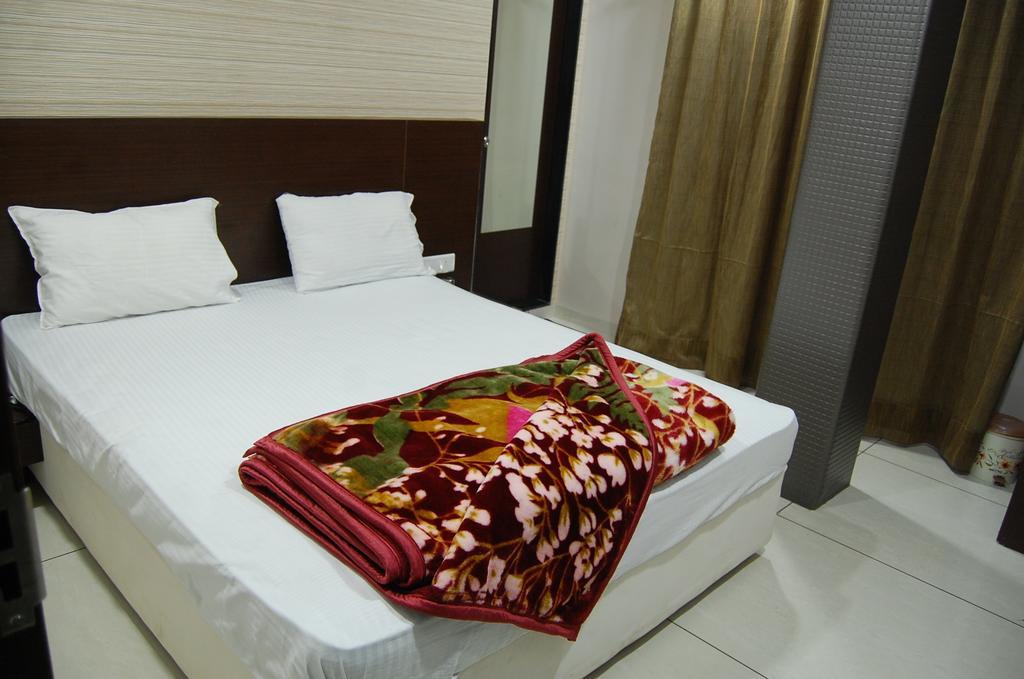 Hotel Poonam Palace Ujjain Buitenkant foto